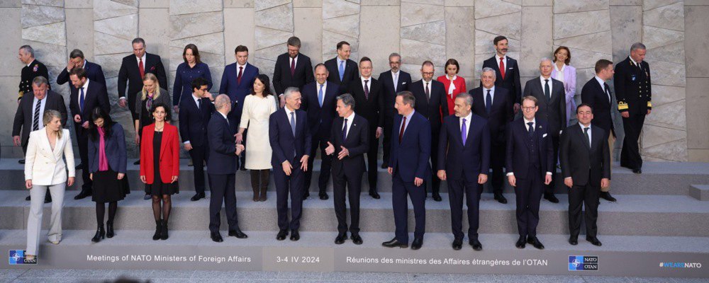 Міністри закордонних справ країн Альянсу позують для групового фото напередодні святкування 75-річчя НАТО у Брюсселі, 3 квітня 2024 р. 