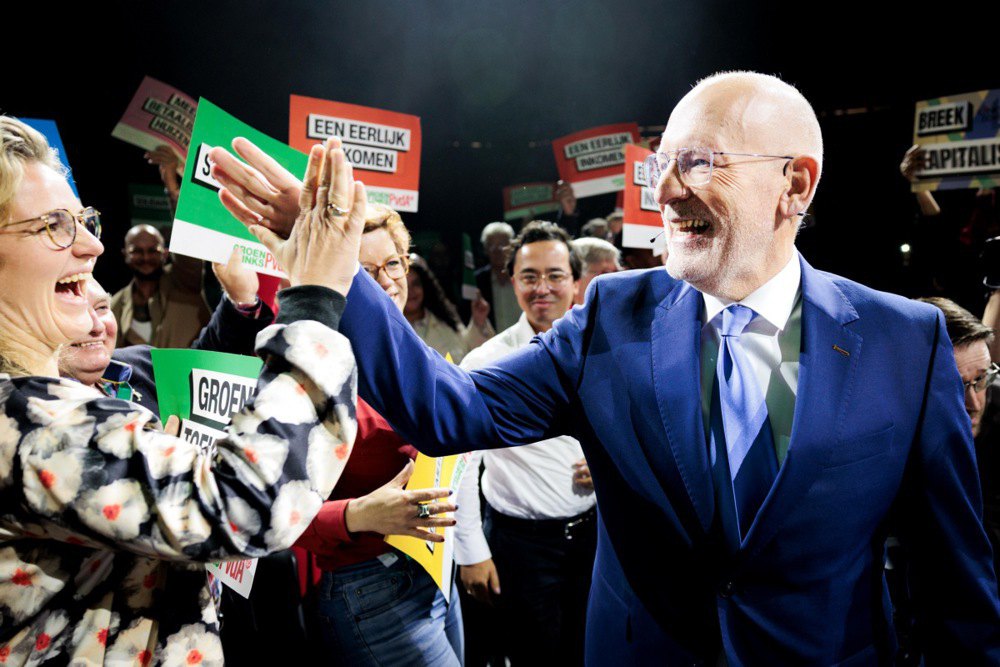 Франс Тіммерманс спілкується з прихильниками на конференції GroenLinks-PvdA в Роттердамі, 27 вересня 2025
року, напередодні виборів до Палати представників Нідерландів.