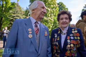 Рада разрешила носить советские награды и боевые знамена