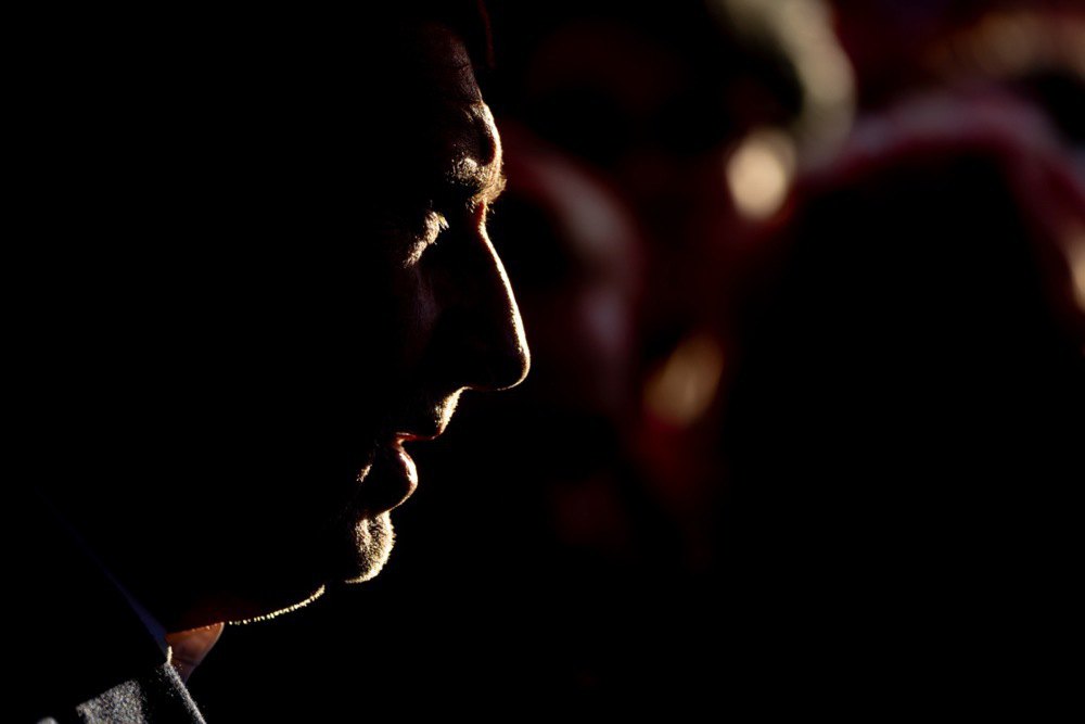 Андрей Бабіш спілкується з прихильниками під час передвиборчого мітингу в Празі, 30 вересня 2025 року