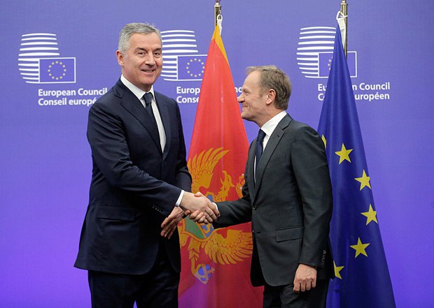  Премьер-министр Черногории Мило Джуканович (cлева) и президента Европейского совета Дональд Туск во время встречи в Брюсселе,
29 марта 2016 года