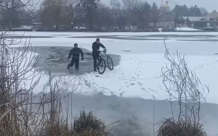 У Вінниці чоловік провалився під воду при спробі переїхати Південний Буг