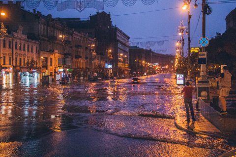 Киевские власти о подтоплении Крещатика: ливневка работает отлично, но ее закрыл мусор