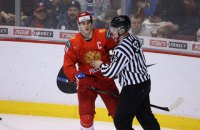 Капитан молодежной сборной России по хоккею от злости выбросил свой шлем на послематчевом награждении