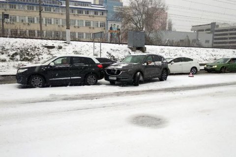 Из-за снегопада в Киеве произошло почти 500 ДТП (обновлено)