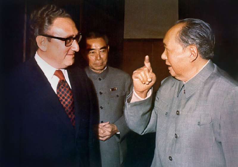 Генрі Кіссінджер, Мао Цзедун (праворуч) та Чжоу Еньлай під час переговорів про зближення з Китаєм, Пекін початок 70-х.