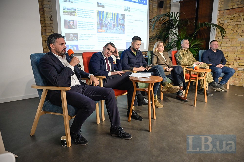 Спікери під час дискусії