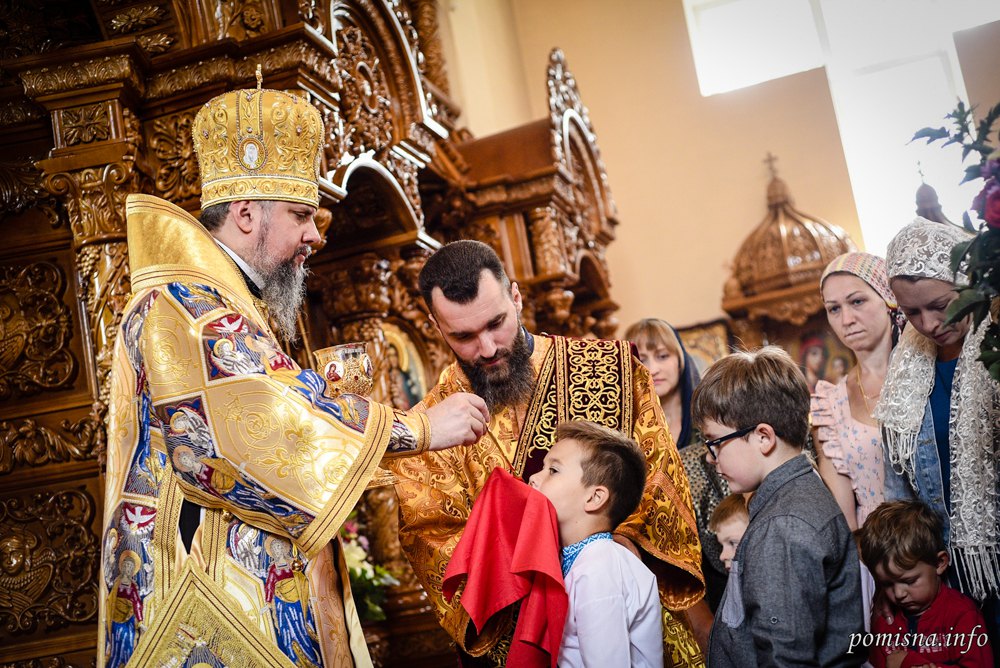Предстоятель ПЦУ митрополит Епіфаній причащає дітей