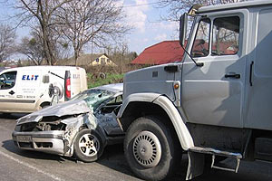 В Киеве столкнулись два грузовика и легковушка