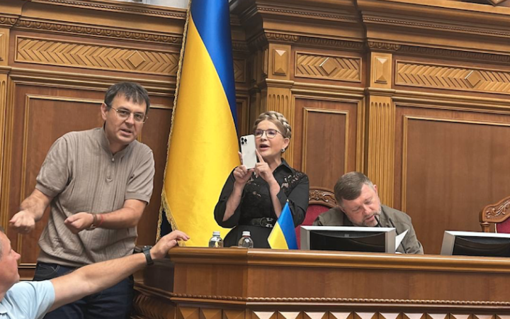 Арахамія звинуватив Тимошенко в бойкоті роботи, щоб не встигнути дійти до відновлення декларування. Згодом допис видалили