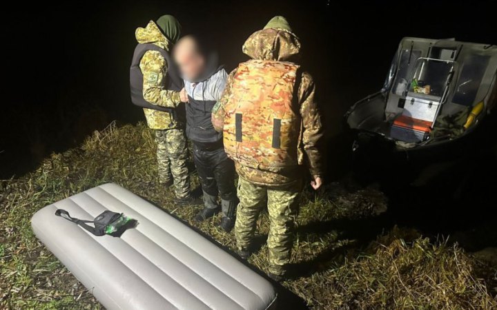 На Вінниччині прикордонники врятували чоловіка, який плив до Молдови на матраці