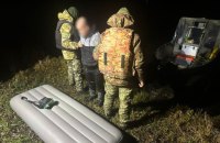 На Вінниччині прикордонники врятували чоловіка, який плив до Молдови на матраці