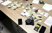 Одеського митника затримали під час отримання хабаря 