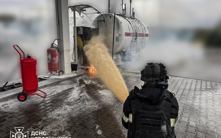 Росіяни атакували дроном АЗС у Херсоні, попри ризик повторних атак рятувальники ліквідували пожежу