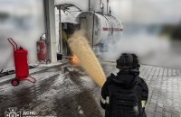 Росіяни атакували дроном АЗС у Херсоні, попри ризик повторних атак рятувальники ліквідували пожежу