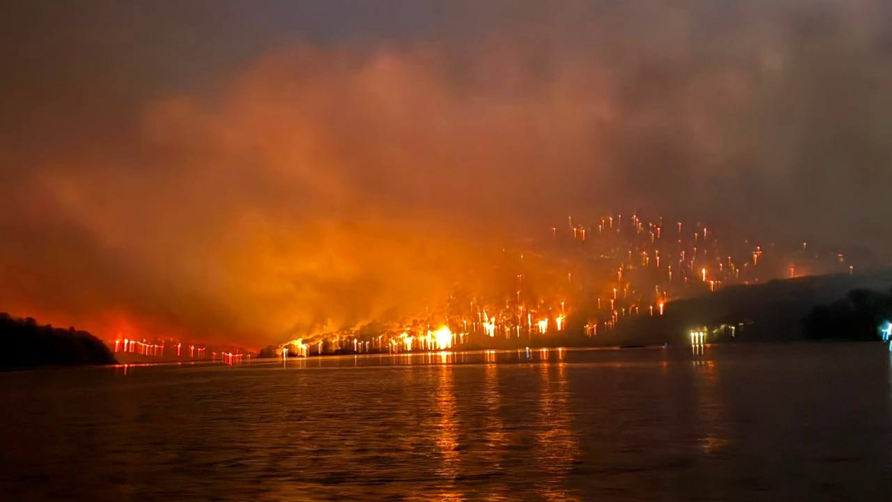 Полум’я поширюється вздовж водосховища Сан-Хуан під час однієї з найкритичніших ночей пожежі, що спустошила популярне місце літнього відпочинку в регіоні Мадрида.