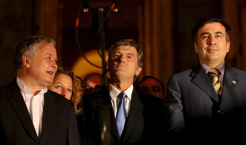 Президент Польщі Лех Качинський, президент України Віктор Ющенко та президент Грузії Михайло Саакашвілі під час мітингу перед парламентом у Тбілісі, Грузія, 12 серпня 2008 р.