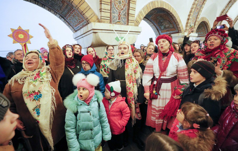 Люди колядують в метро в Києві.