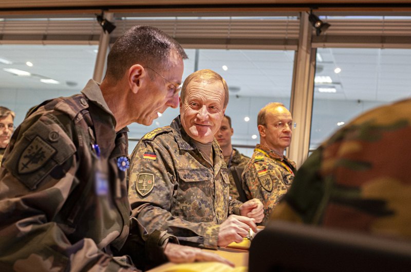 Генерал Ергард Бюлер ( в центрі) 