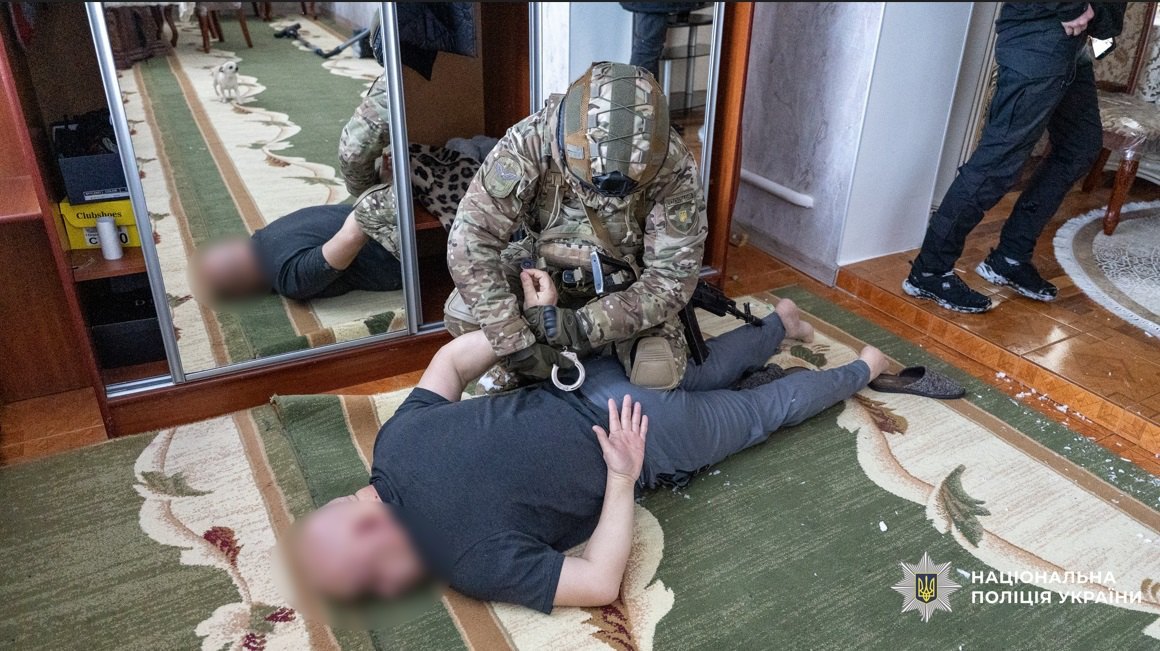 Один із затриманих шахраїв