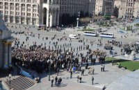 Більш ніж тисяча людей прийшли на Майдан попрощатися із загиблим бійцем АТО