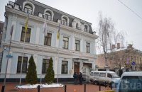 Співробітники СБУ зламали двері в центральному офісі холдингу Новинського