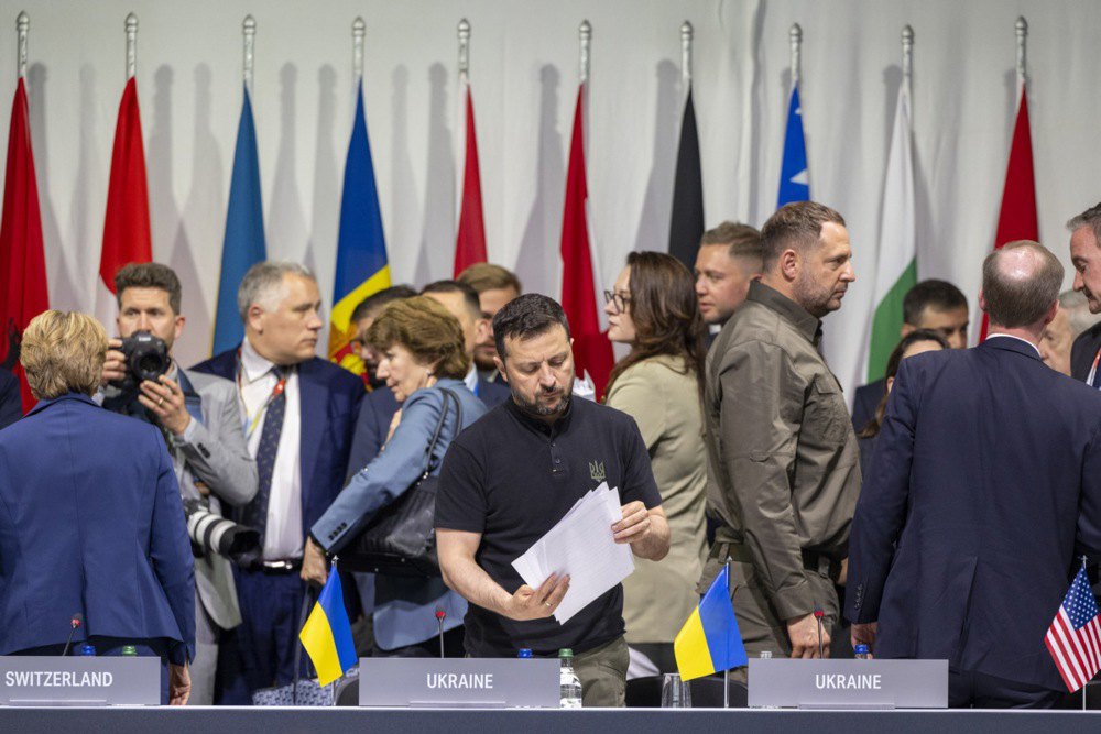 Президент України Володимир Зеленський під час перерви на пленарному засіданні Саміту миру, 16 червня 2024 року.
