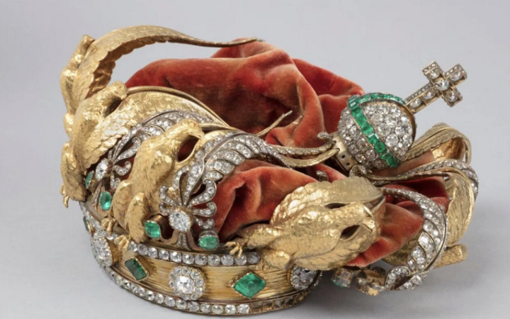 Лувр показав віднайдену після пограбування корону імператриці Євгенії