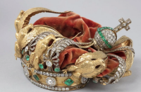 Лувр показав віднайдену після пограбування корону імператриці Євгенії