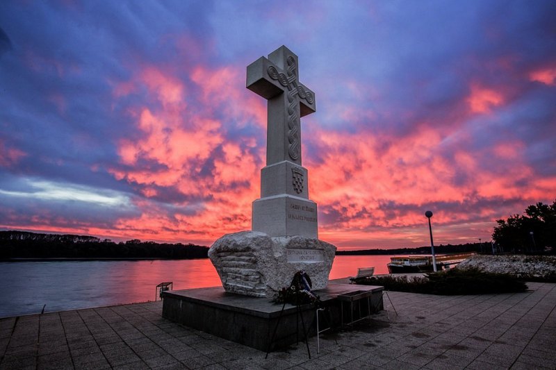 Меморіальний хрест на березі Дунаю у Вуковарі. 