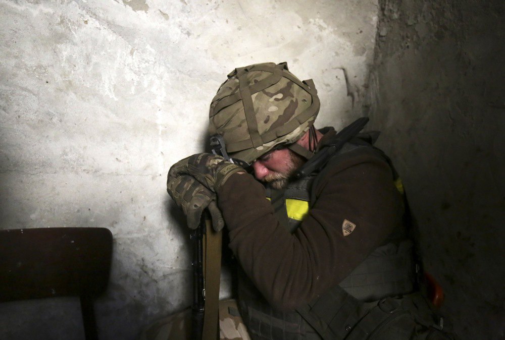 Військовослужбовець відпочиває у сховищі поблизу Бахмута, Донецька обл 28 травня 2022 року.