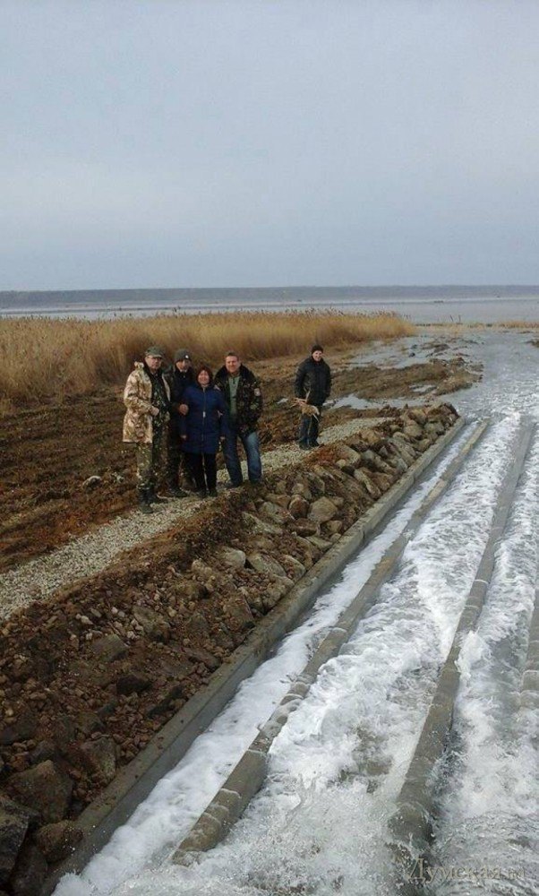 Трубопровід, який з'єднав Куяльницький лиман з Чорним морем, грудень 2014.