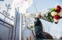 Тимошенко в колонию передали букет из 100 тюльпанов и роз