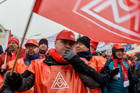 У Німеччині десятки тисяч працівників заводів провели попереджувальний страйк