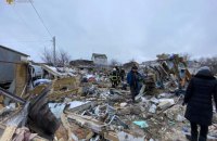На місці будинку в Калинівці під Києвом, де впала російська бомба, утворилася величезна вирва