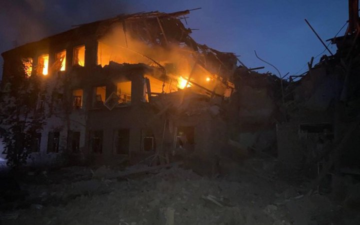 Росіяни завдали удару по школі-інтернату в Краматорському районі, спалахнула пожежа