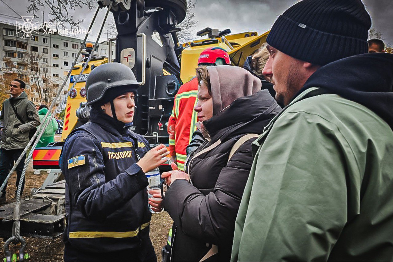 Рятувальники надаютьдопомогу місцевим мешканцям на місці обстрілу в Харкові