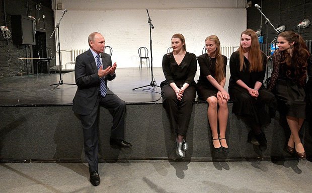 Путин общается с актерами во время посещения музея *Дом Высоцкого на Таганке*. 