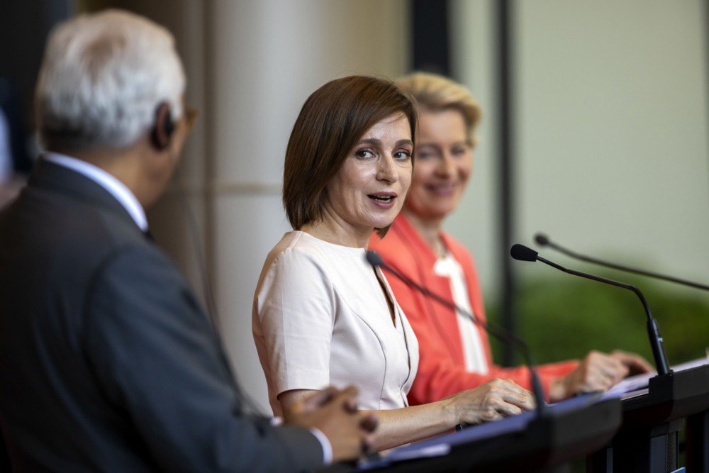  Президент Європейської Ради Антоніо Коста, президент Молдови Майя Санду та президент Європейської комісії
Урсула фон дер Ляєн на спільній прес-конференції після саміту ЄС-Молдова в Кишиневі, 4 липня 2025 року.