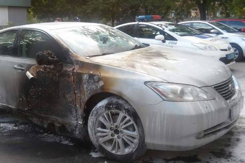Жителю Харькова подожгли автомобиль, пока он был на работе