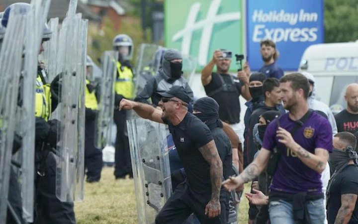 У Британії сьогодні очікують щонайменше 30 антимігрантських протестів, мобілізували 6 тисяч поліцейських (оновлено)