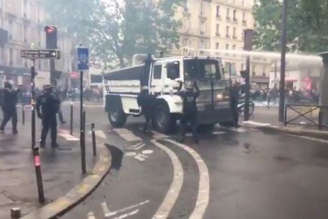 Манифестация госслужащих в Париже переросла в беспорядки