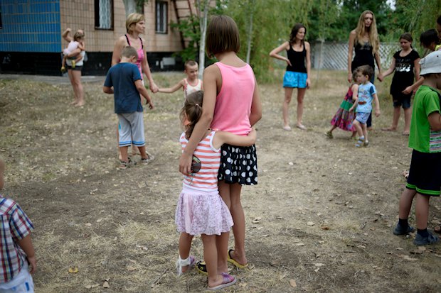 Родители и дети на занятиях аутистов в специально организованном активистами лагере
