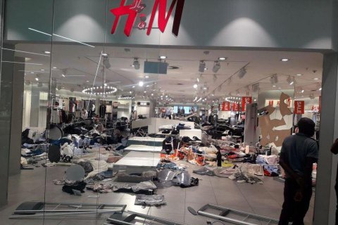 Из-за расистского скандала в магазинах H&M в Южной Африке устроили погромы
