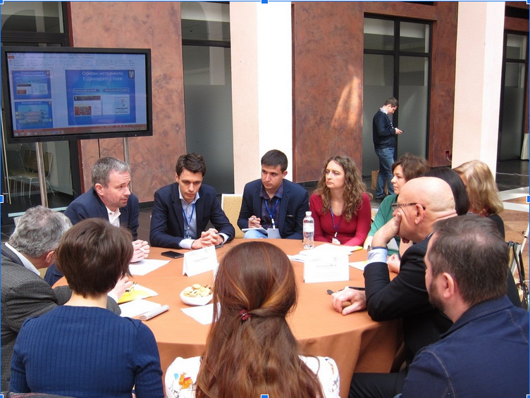 10 років тому засновник Центру розвитку інновацій Сергій Лобойко обговорює запровадження петицій у столиці