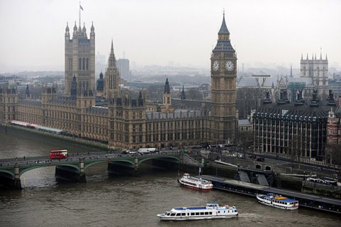 Полиция обезвредила вооруженного ножом мужчину у здания парламента Британии