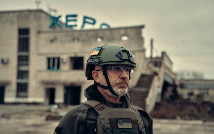 Резніков відвідав зруйнований росіянами аеропорт "Херсон" у Чорнобаївці 