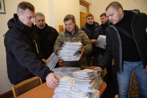 Наливайченко передав у АП 300 томів заяв людей, які постраждали від дій офшорників