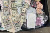 На кордоні піймали двох чоловіків, які у своїх BMW везли в Румунію сотні тисяч доларів і євро готівкою, - ДПСУ