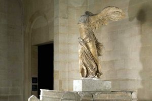 Лувр собирает деньги на реставрацию знаменитой статуи